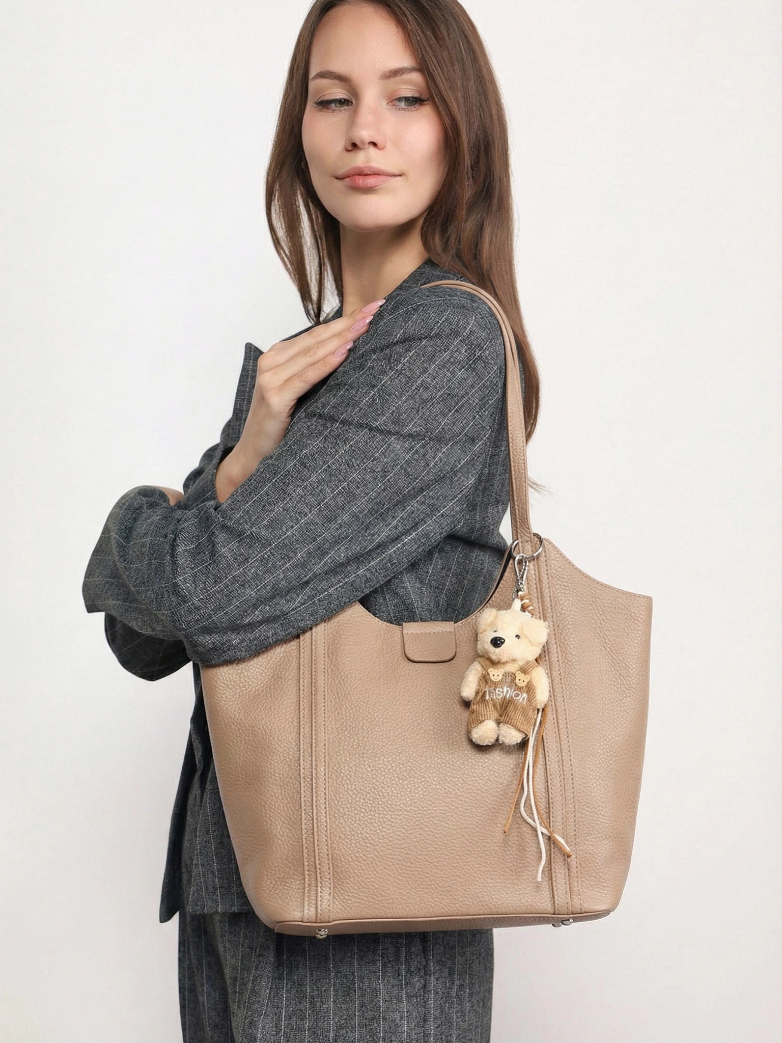 Сумка-тоут с плоскими ручками с брелком-медвежонок в ассортименте